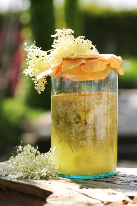 słoik z żółtym napojem