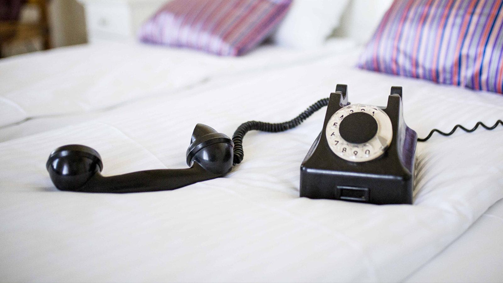 Klasyczny telefon z odłożoną na bok słuchawką